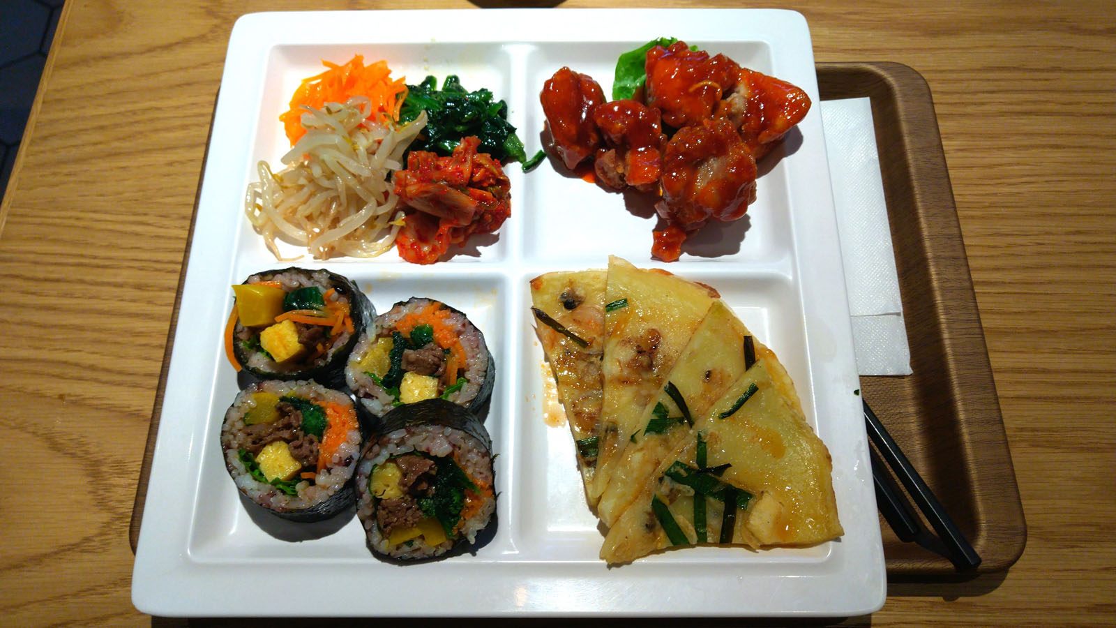 Cial横浜の韓国料理店 チャンゴ のヤンニョムチキンキンパプレート Max Carterの見聞